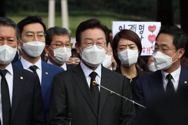 더불어민주당 이재명 대표가 2일 오전 광주 북구 5·18 민주묘지를 방문, 참배를 마친 뒤 취재진의 질문에 답하고 있다. 연합뉴스