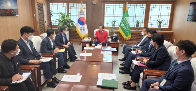 김진열 경북 군위군수가 대구시를 방문, 홍준표 대구시장과 대구 편입 문제 등을 협의하고 있다. 군위군 제공