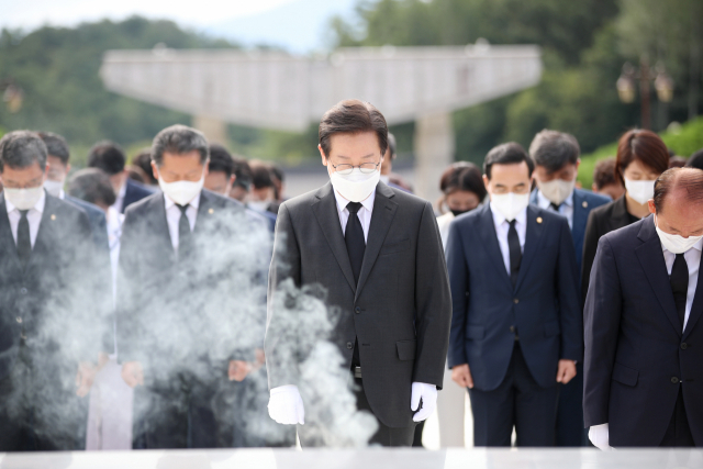 더불어민주당 이재명 대표가 2일 오전 광주 북구 5·18 민주묘지를 참배하고 있다. 연합뉴스