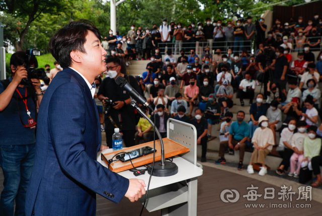 이준석 국민의힘 전 대표가 4일 오후 대구 중구 김광석길 야외 콘서트홀에서 기자회견을 갖고 현안에 대한 입장을 밝히고 있다. 우태욱 기자 woo@imaeil.com