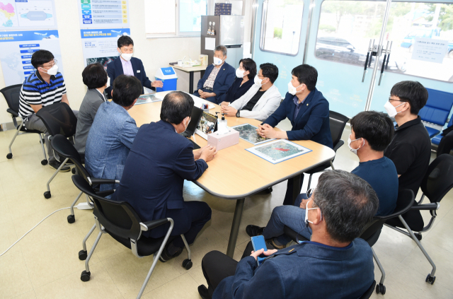 경북 군위군의회 박수현 의장과 의원들이 군위읍의 통합신공항 현장소통상담실을 방문, 직원들과 환담하고 있다. 군위군의회 제공