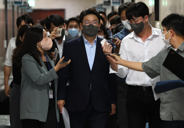 국민의힘 권성동 원내대표가 6일 오전 국회에서 열린 시-도당 위원장 태풍 피해 점검 화상회의를 주재하기 위해 입장하며 취재진의 질문을 받고 있다. 연합뉴스