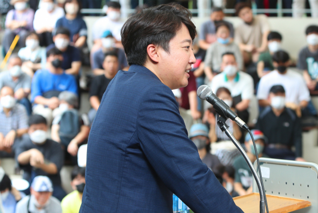 국민의힘 이준석 전 대표가 4일 오후 대구 중구 김광석 거리에서 당원들과 만나 질문에 답변하고 있다. 이 전 대표는 기자회견 방식으로 지역 당원들과 시민들을 만났다. 연합뉴스