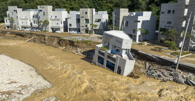 제11호 태풍 힌남노가 포항을 휩쓸고간 6일 오후 경북 포항시 남구 오천읍의 한 펜션이 불어난 강물로 인해 지반 유실로 내려앉아 있다. 김영진 기자 kyjmaeil@imaeil.com