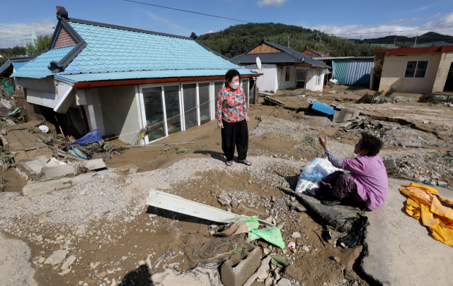 제11호 태풍 힌남노가 포항을 휩쓸고간 6일 오후 경북 포항시 남구 오천읍의 한 주택이 진흙으로 뒤덮혀 있다. 김영진 기자 kyjmaeil@imaeil.com