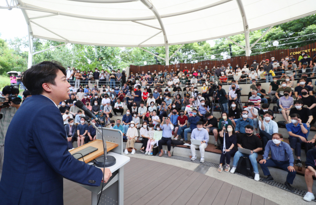 국민의힘 이준석 전 대표가 4일 오후 대구 중구 김광석 거리에서 당원들과 만나 발언하고 있다. 이 전 대표는 기자회견 방식으로 지역 당원들과 시민들을 만났다. 연합뉴스