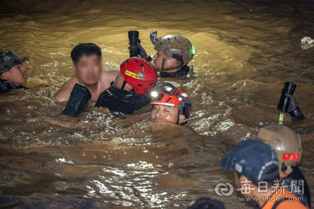 6일 경북 포항시의 한 아파트 지하주차장에서 실종된 주민 7명 중 30대 남성 한 명이 구조돼 나오고 있다. 안성완 기자 asw0727@imaeil.com