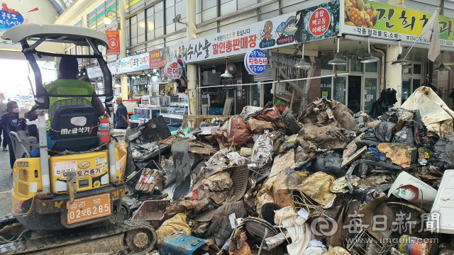 7일 포항시 남구 구룡포시장 골목에 태풍 힌남노 이후 수해로 발생한 쓰레기들이 가득 채워져 있다. 신동우기자