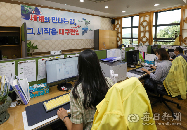 7일 군위군청 대구편입정책단 직원들이 업무를 보고 있다. 군위군은 통합신공항 건설 전제 조건인 군위군의 대구 편입이 이달 정기국회에서 반드시 처리되어야 한다는 입장이다. 우태욱 기자 woo@imaeil.com