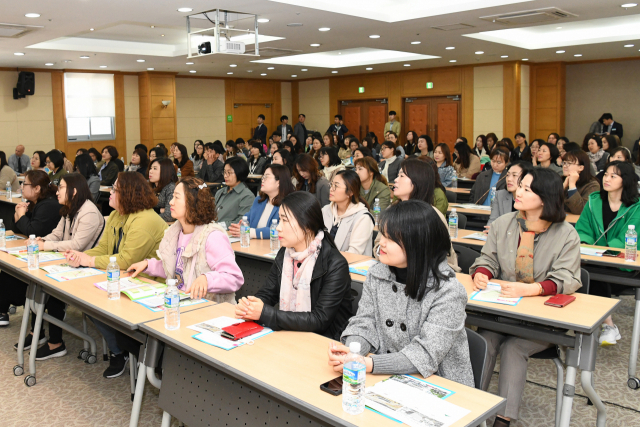 달성군내 학부모들이 원어민 영어 체험교실 운영에 따른 설명회에 참여해 높은 관심도를 보이고 있다. 달성군 제공