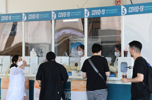 7일 서울 강서구 김포국제공항 국제선 청사 1층에 문을 연 코로나19 검사센터에서 관광객들이 검사를 받고 있다. 공항 내 센터는 매일 오전 9시부터 오후 6시까지 연중무휴로 운영된다. 연합뉴스