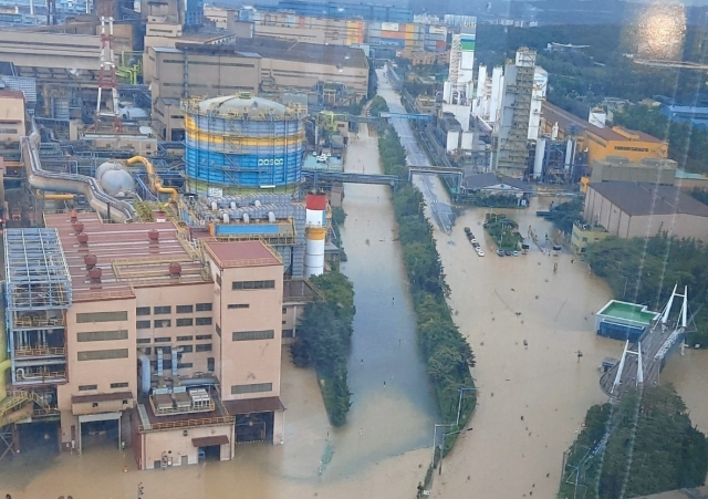 지난 6일 새벽 태풍 힌남노가 몰고온 엄청난 양의 비로 포항제철소 일대가 물에 잠겼다. 독자 제공