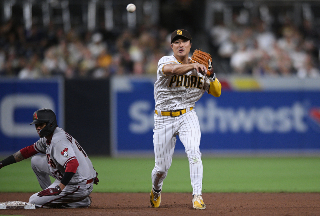 메이저리그(MLB) 샌디에이고 파드리스의 유격수 김하성이 7일 캘리포니아주 샌디에이고의 펫코 파크에서 열린 애리조나 다이아몬드백스와의 경기 6회에 1루 주자 세르히오 알칸타라(26)를 아웃시킨 뒤 병살 플레이를 위해 1루로 공을 던지고 있다. 연합뉴스