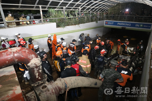 영덕군이 지원한 대형 양수기와 인력이 포항시의 한 아파트에서 실종자 수색을 함께하고 있다. 영덕군 제공