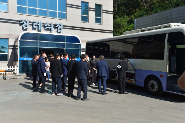 8일 오전 포항시 북구 용흥동 포항의료원 장례식장에서 포항 한 아파트 지하 주차장 참사로 희생된 허모(55) 씨의 발인식이 진행되고 있다. 독자 제공.