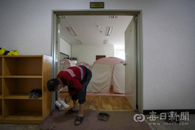 8일 오후 포항 남구 대송면 다목적복지회관에 마련된 태풍 피해 주민을 위한 임시거주시설에서 한 어르신이 쪽잠을 자고 있다. 우태욱 기자 woo@imaeil.com