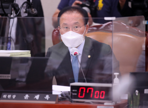 윤재옥 국회 외교통일위원장이 지난달 18일 외교통일위원회 전체회의를 주재하고 있다. 연합뉴스