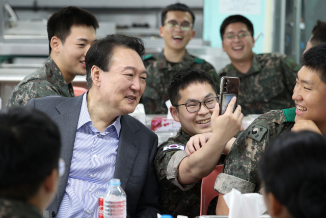 윤석열 대통령이 추석인 10일 수도방위사령부 예하 방공중대를 방문, 장병들과 오찬을 하던 중 한 장병의 부모님과 영상통화를 하고 있다. 연합뉴스