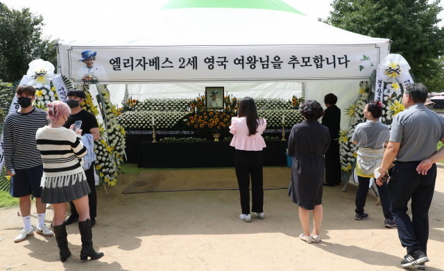 엘리자베스 2세 영국 여왕이 방문했던 안동 하회마을 충효당 앞에는 여왕의 서거를 추모단이 마련돼 추모와 애도하는 관광객들이 이어졌다. 안동시 제공