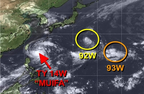 12호 태풍 무이파가 중국 쪽으로 북상할 예정인 가운데(왼쪽 화살표), 93W 열대요란은 태풍 르므복, 92W 열대요란은 태풍 난마돌로 각각 발달할 가능성이 있다.(오른쪽 2개 원) 미국 합동태풍경보센터(JTWC, Joint Typhoon Warning Center)