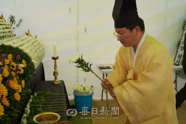 김형동 국회의원이 안동 하회마을에 차려진 엘리자베스 2세 영국 여왕의 추모단에서 추모하며 꽃을 올리고 있다. 안동시 제공