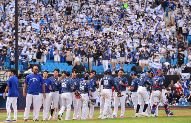 추석 연휴인 11일 대구삼성라이온즈파크에서 열린 LG트윈스전에서 3대1 승리를 거둔 삼성라이온즈 선수단이 승리의 기쁨을 나누고 있다. 삼성라이온즈 제공