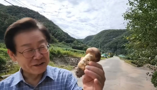 10일 추석 명절을 맞아 고향 안동을 찾은 이재명 더불어민주당 대표의 유튜브 라이브 방송 모습. 이재명 대표 유튜브 채널 캡처