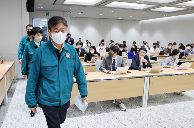 김대기 대통령 비서실장이 7일 보건복지부 장관 후보자로 후보자 및 대통령실 인사 발표를 위해 서울 용산 대통령실 청사 브리핑룸으로 입장하고 있다. 연합뉴스