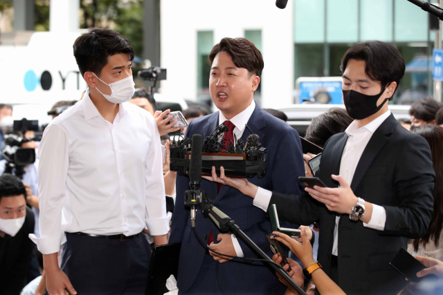 국민의힘 이준석 전 대표가 14일 오전 서울 양천구 서울남부지방법원에서 열린 국민의힘 당헌 효력 정지 가처분 심문에 출석하며 취재진 질문에 답하고 있다. 연합뉴스