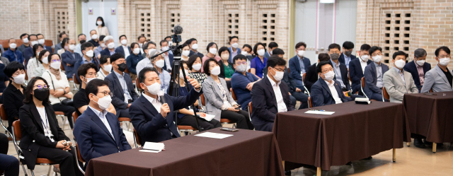 김장호 구미시장을 비롯한 구미시청 직원들이 14일 시청 강당에서 열린 