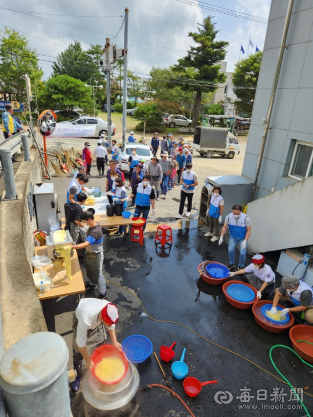 (사)한국외식업중앙회 경북지회와 포항시북구지부 회원들이 포항시 남구 장기면의 태풍 피해주민에게 짜장면을 나눠주는 봉사활동을 펼치고 있다. 포항시 제공