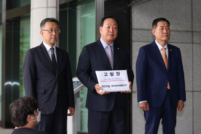 국민의힘 국가안보문란실태조사 TF 위원장인 한기호 의원(가운데)이 14일 오전 서울 서초구 대검찰청에서 송영무 전 국방부 장관 등을 국군기무사령부(현 군사안보지원사령부)의 계엄령 관련 2급 기밀 문건을 왜곡한 혐의로 고발하기 앞서 취재진 질문을 받고 있다. 오른쪽은 TF 부위원장인 국민의힘 신원식 의원, 왼쪽은 임천영 변호사. 연합뉴스