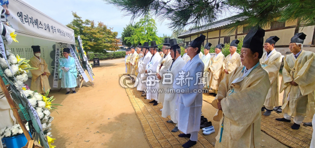 경북의 종손과 유림 50여 명은 14일 하회마을 충효당 앞마당에서 성균관유도회 경북도본부(회장 이재업)가 주관한 엘리자베스 2세 영국여왕 추모식에서 여왕의 서거를 애도하고 있다. 이날 추도 의례는 류한욱 전 하회마을보존회장의 집전으로 이재업 회장의 분향과 헌화, 한국의 전통상례에 따라 전 참여 유림이 두 번 절하는 것으로 고인의 명복을 빌었다. 엄재진 기자 jinee@imaeil.com