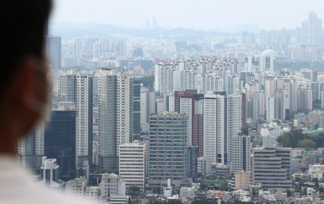 14일 국토교통부 실거래가시스템의 전월세 거래 자료에 따르면 전날 기준 7월 서울 아파트 전월세 계약 신고건(총 1만7천727건) 중 갱신 계약 비중이 52.1%(5천166건)를 차지했다. 갱신 계약이 신규 계약(4천742건, 47.9%)을 추월한 것이다. 최근 전세시장 침체로 신규 임차인을 구하는 것이 어려워지면서 집주인과 기존 세입자 간의 협의 계약이 증가하는 것으로 풀이된다. 사진은 이날 서울 남산에서 바라본 아파트 단지. 연합뉴스