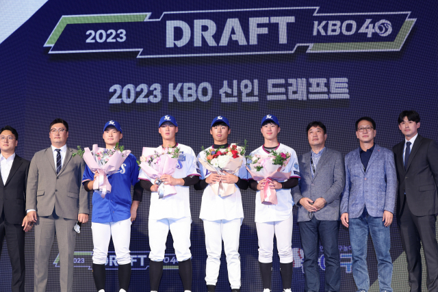 지난해 9월 15일 오후 서울 웨스틴 조선호텔에서 열린 2023 KBO 신인드래프트. 삼성 라이온즈에 지명된 선수들이 기념촬영을 하고 있다. 연합뉴스