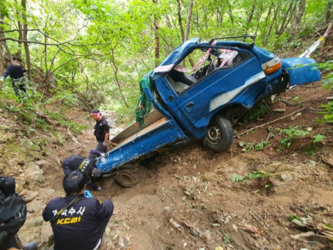 경주 야산 낭떠러지서 트럭에 깔려 숨진 운전자 발견