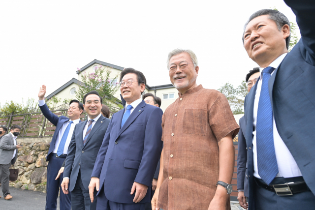 문재인 전 대통령이 지난달 29일 경남 양산시 평산마을 사저에서 이재명 대표 등 더불어민주당 신임 지도부의 예방을 받고 기념촬영을 하고 있다. 연합뉴스