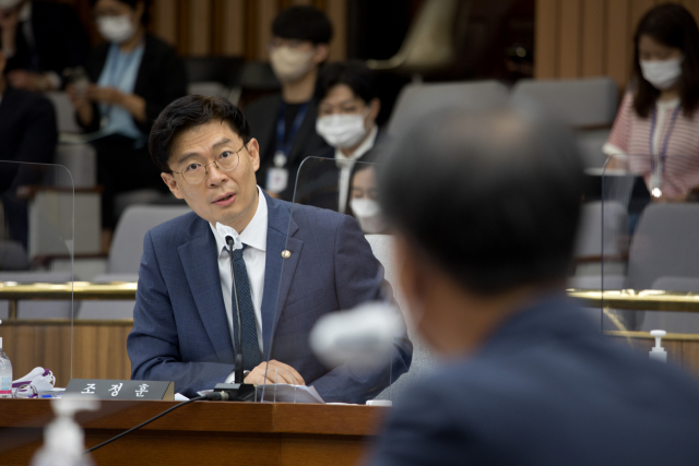 지난달 29일 오전 국회에서 열린 오석준 대법관 후보자 인사청문회에서 조정훈 시대전환 의원이 질문하고 있다. 연합뉴스