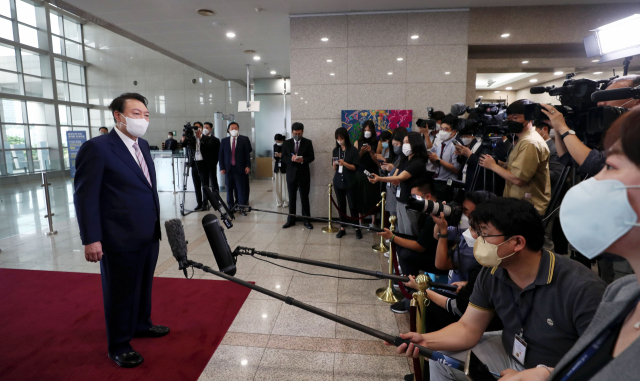 윤석열 대통령이 16일 오전 서울 용산 대통령실 청사로 출근, 취재진의 질문에 답하고 있다. 연합뉴스