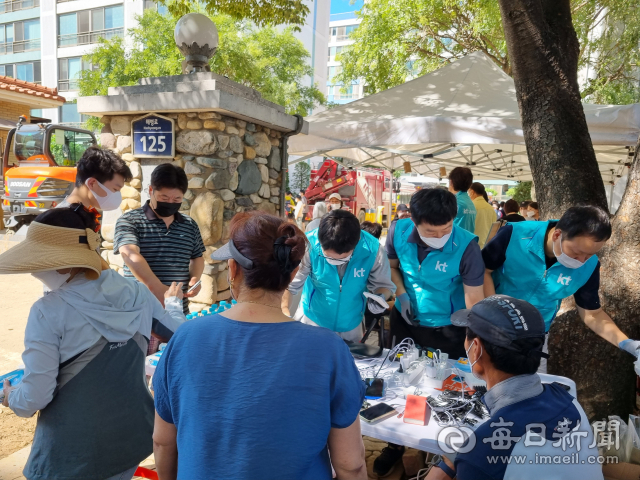 KT대구경북광역본부 직원들이 태풍 피해로 전기가 끊기 포항시 남구의 한 아파트를 찾아 무료 충전 및 와이파이 서비스를 제공하고 있다. KT 제공