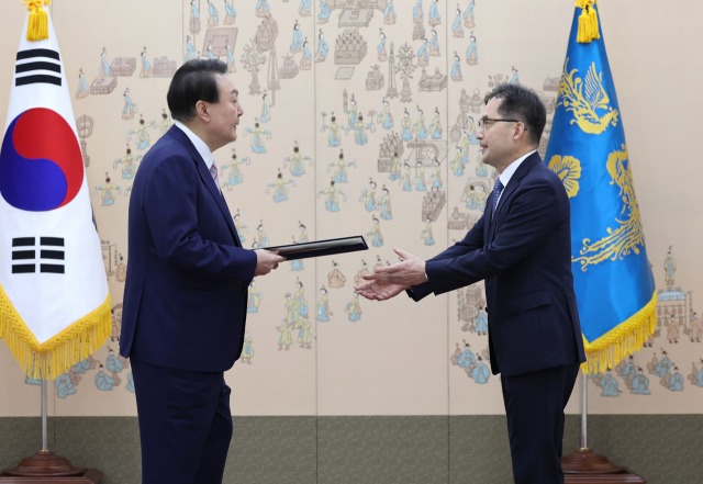 윤석열 대통령이 16일 오전 서울 용산 대통령실 청사에서 한기정 공정거래위원장에게 임명장을 수여하고 있다. 연합뉴스