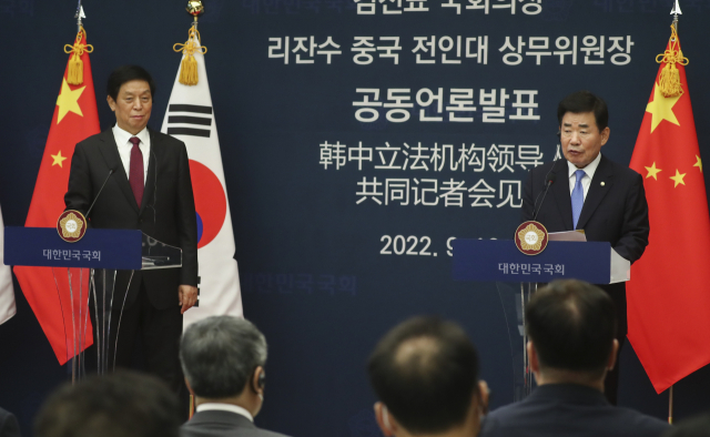 김진표 국회의장이 16일 오후 국회에서 리잔수 중국 전인대 상무위원장과 회담을 마친 후 공동 언론 발표를 하고 있다. 연합뉴스