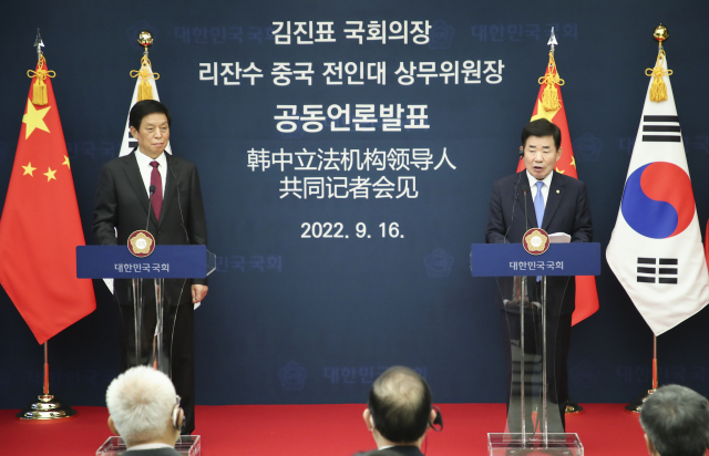 김진표 국회의장과 리잔수 중국 전인대 상무위원장이 16일 오후 국회에서 회담을 마친 후 공동 언론 발표를 하고 있다. 연합뉴스