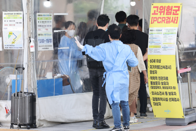 15일 오전 마포구청 선별진료소에서 시민들이 검사를 기다리고 있다. 전날 0시부터 오후 9시까지 코로나19 확진자는 6만9천515명이다. 전날 동시간대보다 2만1천724명 적다. 연합뉴스