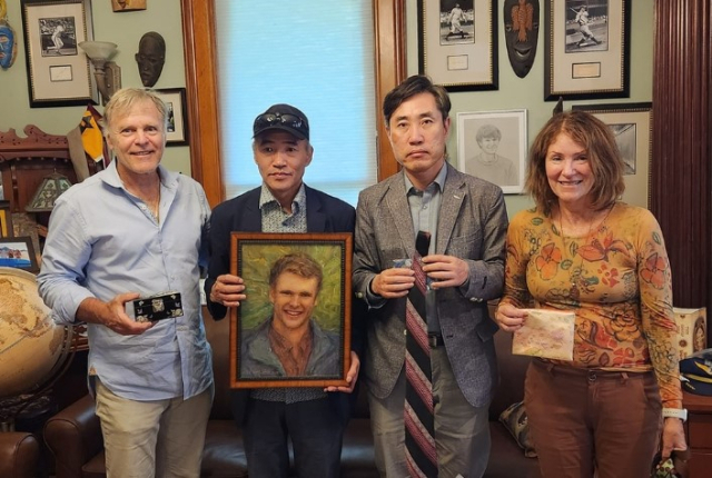 서해상에서 북한군에 피살된 해양수산부 공무원 고(故) 이대준 씨 유족이 미국에서 북한에 억류됐다가 숨진 미국인 대학생 오토 웜비어의 부모를 만났다. 하태경 국민의힘 의원 페이스북 갈무리