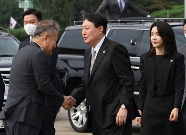 윤석열 대통령이 5박7일 일정으로 영국, 미국, 캐나다를 방문하기 위해 18일 오전 성남 서울공항에도착, 환송나온 이상민 행안부 장관과 인사하고 있다. 연합뉴스