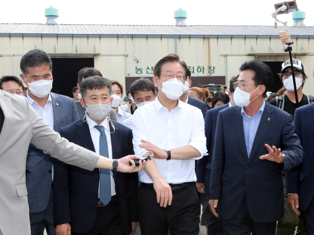 이재명 더불어민주당 대표가 16일 전북 김제시 김제농협 미곡창종합처리장을 방문하고 있다. 연합뉴스