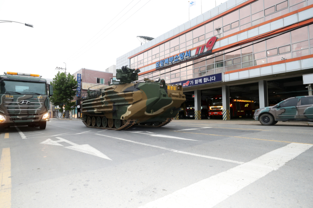 18일 경북 포항시 북구 포항북부소방서 인근 주차장에 해병대 1사단 소속의 한국형 상륙돌격장갑차(KAAV)가 들어가고 있다. 해병대는 제14호 태풍 난마돌 영향으로 고립 주민이 발생하면 구조에 사용하기 위해 장갑차를 배치했다. 연합뉴스