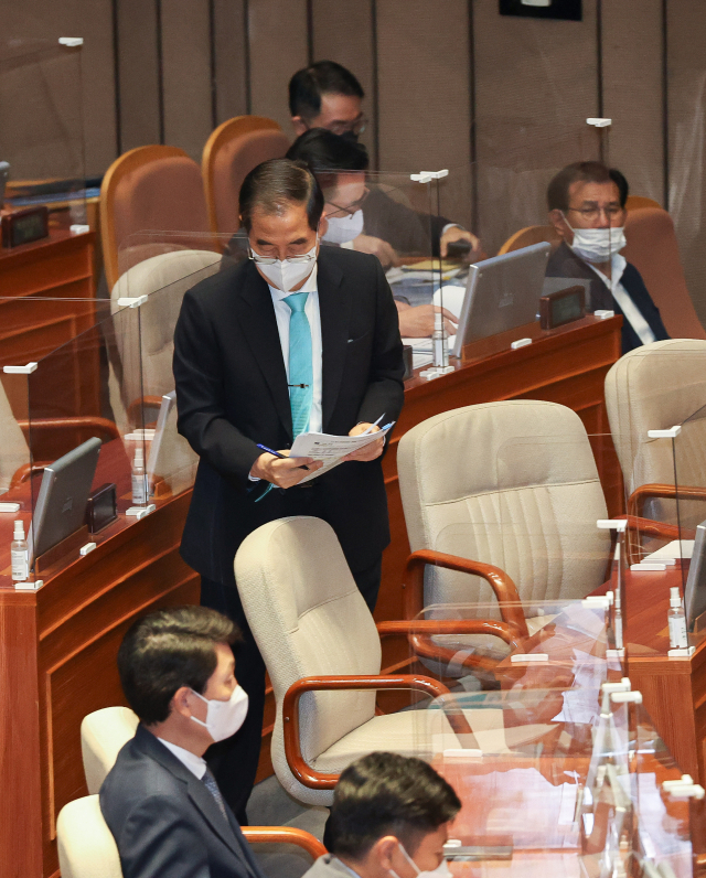 한덕수 국무총리가 20일 오후 국회에서 열린 본회의에서 발언대로 향하고 있다. 연합뉴스