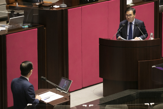 21일 국회에서 열린 본회의 경제에 관한 대정부질문에서 국민의힘 홍석준 의원이 한덕수 국무총리에게 질문하고 있다. 연합뉴스